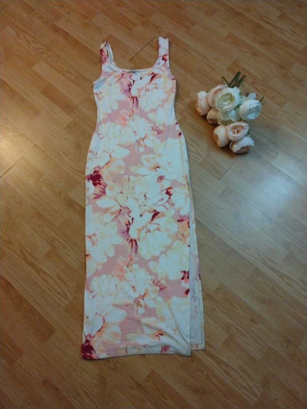 Beautiful long floral summer sundress with slit. Y2K style. Size medium.